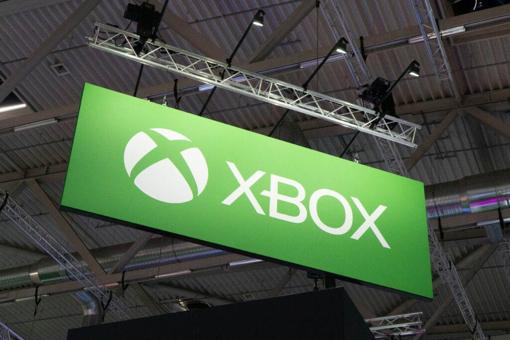 Die Zukunft der Spielekonsolen: Eine neue Ära beginnt Sony und Microsoft: Strategiewechsel in der Spielebranche Anfang März kündigte ein führendes Unternehmen in der Spieleindustrie die Entlassung von 900 Mitarbeitern an, ein deutliches Zeichen dafür, dass es die Gewinnzone erreicht hat. Diese Entwicklung markiert einen Wendepunkt für die Branche, insbesondere für Giganten wie Sony und Microsoft. Während Sony mit der Herausforderung kämpft, die Preise für seine Spielekonsolen zu senken, ohne dabei erhebliche Gewinneinbußen zu erleiden, hat Microsoft seine Strategie bereits neu ausgerichtet und setzt zunehmend auf Software und cloudbasierte Spiele.