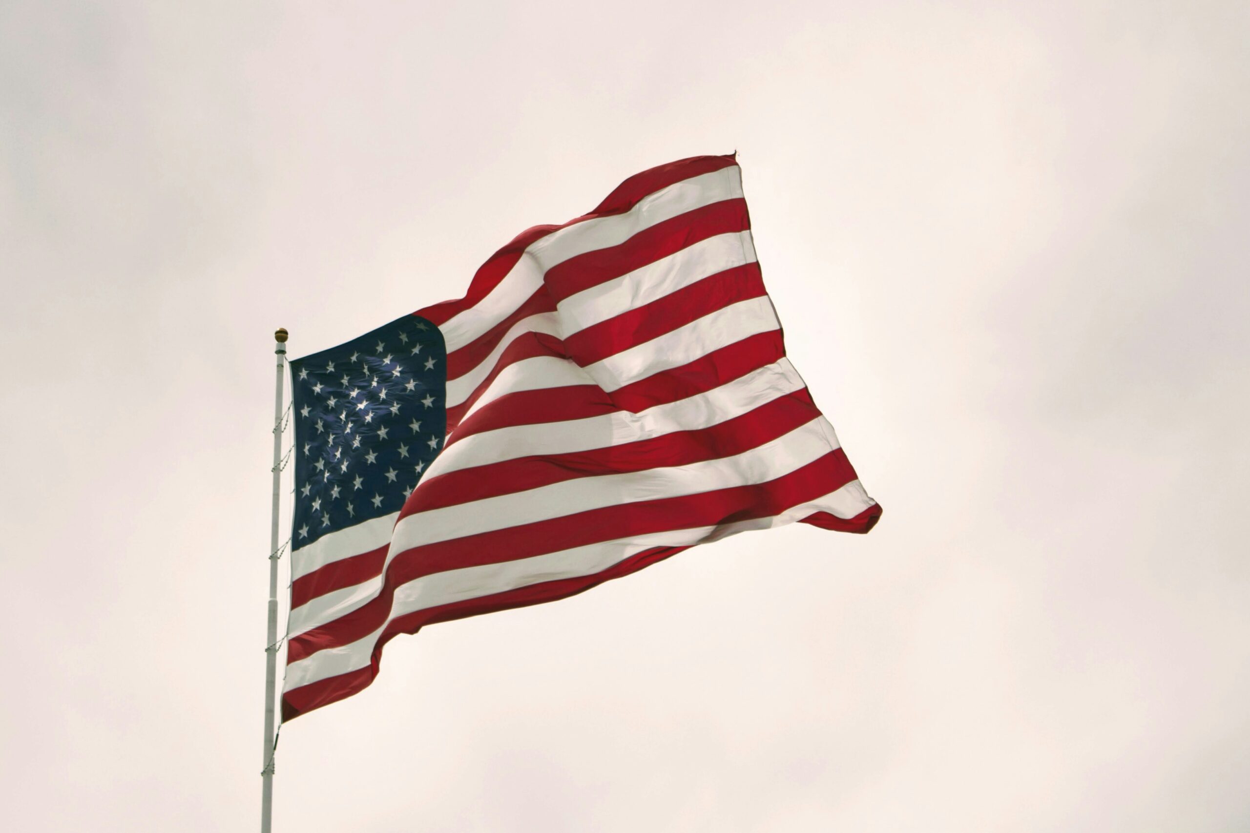 Die US-Wahl 2024: Ein Blick auf die Wirtschaft und die Börse Trumps Rückkehr und Bidens Herausforderung Anfang 2024 zeichnet sich ein historisches Ereignis ab: Der Schuldenstand der USA erreicht mit 34 Billionen Dollar einen neuen Höchststand, wovon zehn Billionen Dollar auf die Amtszeit von Präsident Biden zurückzuführen sind. Diese Entwicklung wirft Fragen über die finanzielle Zukunft der Vereinigten Staaten auf und beleuchtet die unterschiedlichen politischen Ansätze der beiden Hauptkontrahenten im Präsidentschaftsrennen: Donald Trump und Joe Biden.