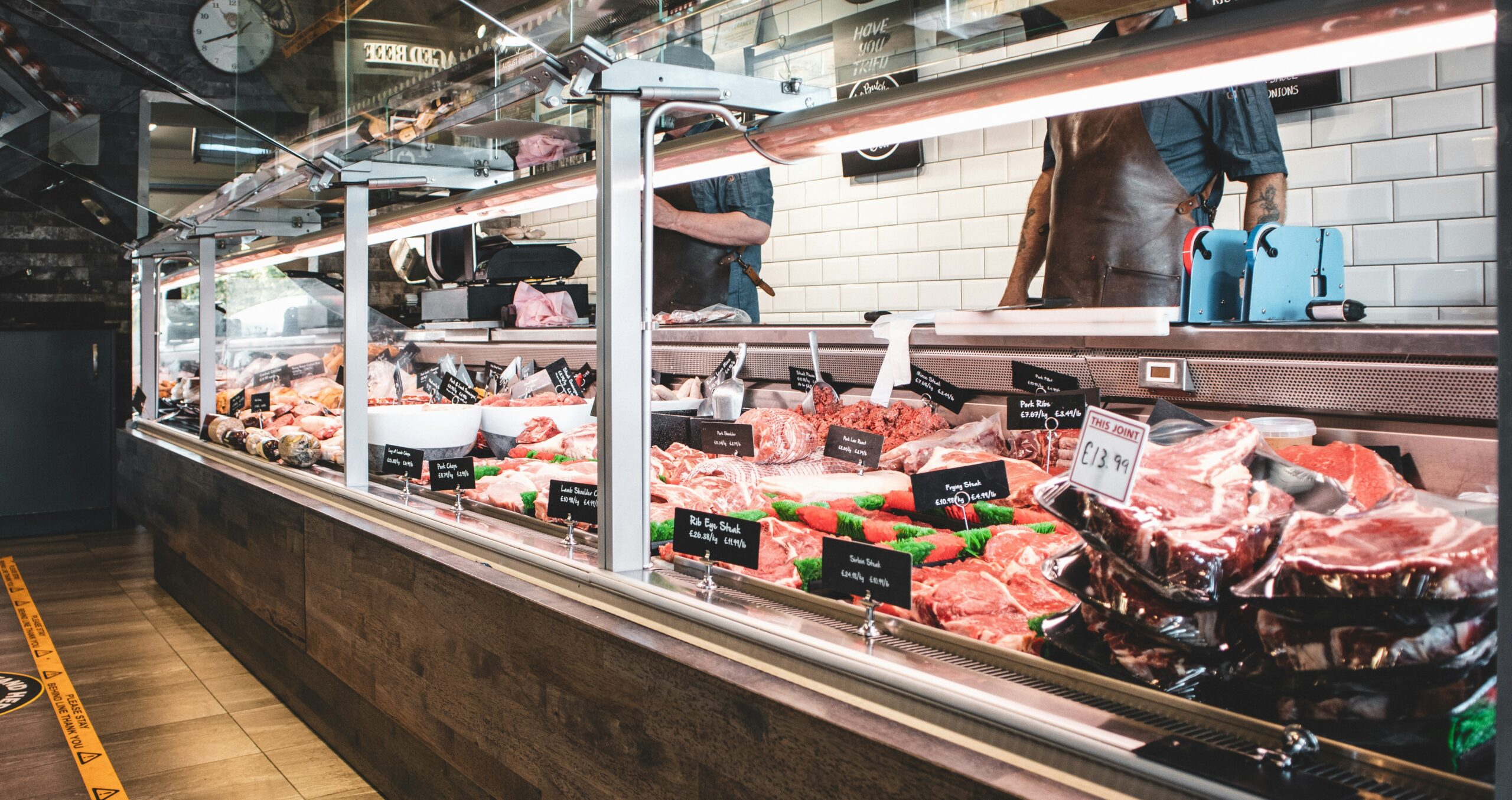 Neues Gütesiegel für Fleisch: Ein Schritt Richtung Tierwohl? Einblick in die Zukunft der Fleischkennzeichnung Ab dem kommenden Sommer wird ein neues Gütesiegel auf frischem Fleisch für Klarheit über die Haltungsbedingungen sorgen. Dieses Siegel soll Verbrauchern auf einen Blick zeigen, unter welchen Bedingungen die Tiere gelebt haben. Doch stellt sich die Frage: Wird dieses Siegel tatsächlich zu einer Verbesserung des Tierwohls beitragen?