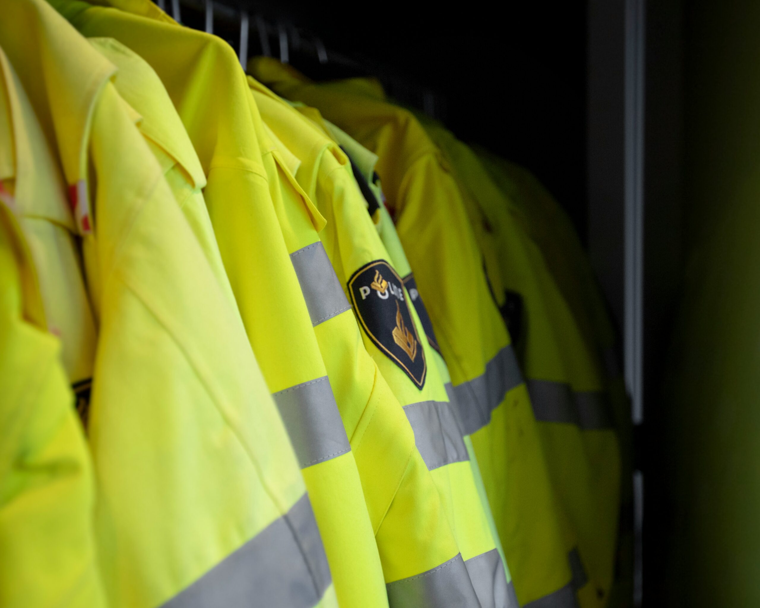 Dramatische Stunden in niederländischer Stadt In einem beispiellosen Einsatz hat die Polizei in Ede, einer Stadt in den Niederlanden, eine stundenlange Geiselnahme zu einem friedlichen Ende gebracht. Ein mutmaßlicher Geiselnehmer, der mehrere Menschen in einer Bar in der Innenstadt festgehalten hatte, wurde festgenommen. Die Behörden bestätigten, dass alle Geiseln unversehrt befreit wurden. Die Stadt atmet auf, nachdem die Angst und Spannung, die sich über Stunden aufgebaut hatten, nachgelassen haben.
