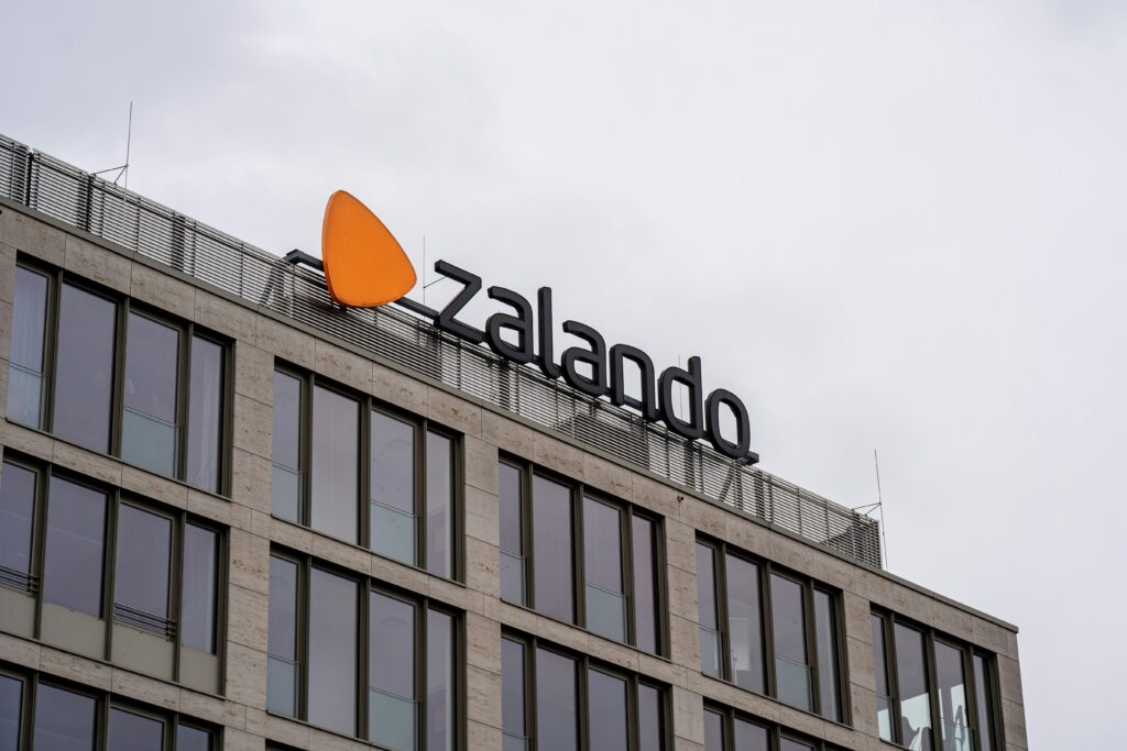 Zalando navigiert durch Wachstum und Herausforderungen Ein neues Kapitel im E-Commerce Die Landschaft des Modehandels hat sich in den letzten Jahrzehnten dramatisch verändert. Wo einst der Katalogkauf das Mittel der Wahl war, dominieren heute Online-Riesen wie Zalando den Markt. Mit einem beeindruckenden Anstieg der Erlöse setzt sich der Trend zum digitalen Shopping unaufhaltsam fort. Zalando, unter der Leitung von Matthias Haase, strebt danach, das Kundenerlebnis durch innovative Ansätze wie Serien und Filme weiter zu bereichern.