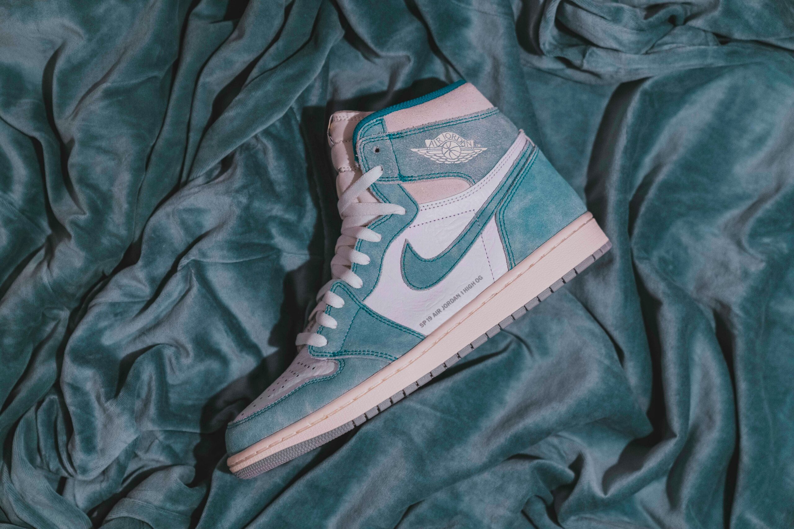 Der Wandel im Sneaker-Markt: Von Exklusivität zu Überfluss Einleitung: Die Ära der Rabatte bei Nike Erstmals bietet Nike auf seiner Homepage Rabatte auf brandneue Sneaker-Modelle an, ein Phänomen, das vor nicht allzu langer Zeit undenkbar gewesen wäre. Die traditionell begehrte Farbkombination Schwarz-Rot des "Nike Jordan 1 Retro High 06" wird nun aus einem besonderen Satinstoff und zu einem halbierten Preis angeboten. Trotz der hohen Nachfrage und der Attraktivität des Angebots sind die Schuhe nicht ausverkauft, ein Indiz für den Wandel im Sneaker-Markt.