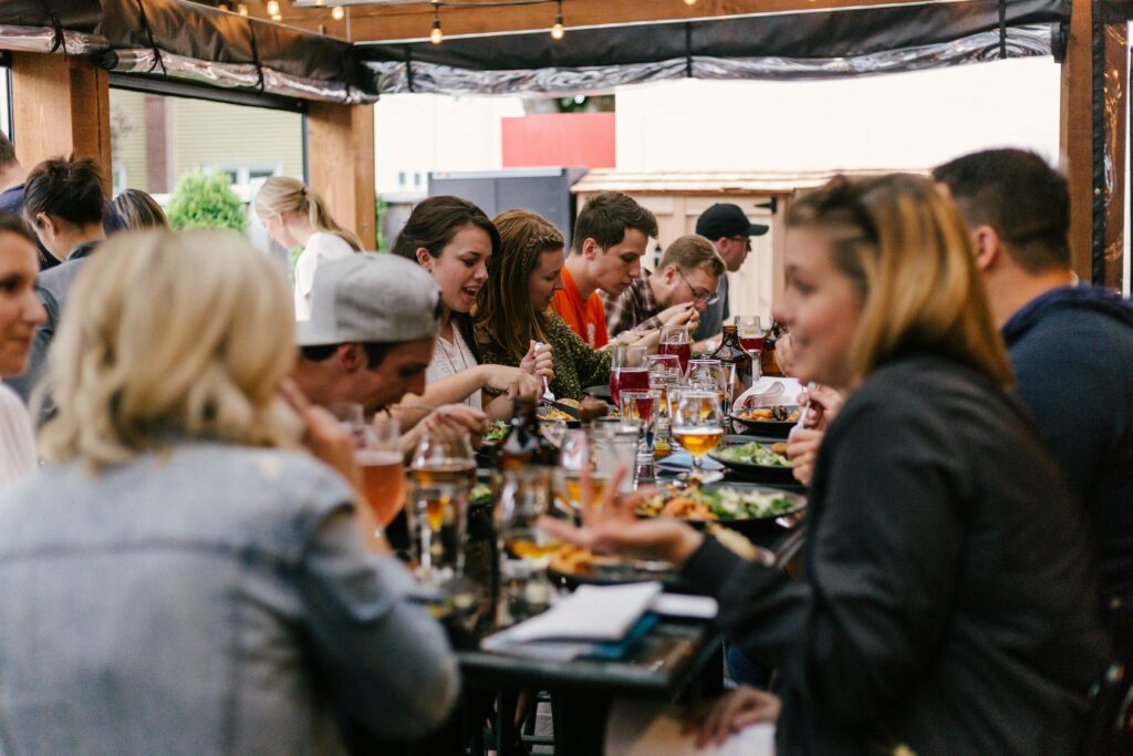 Freunde essen Tapas. Wo gibts es Tapas in Münster?