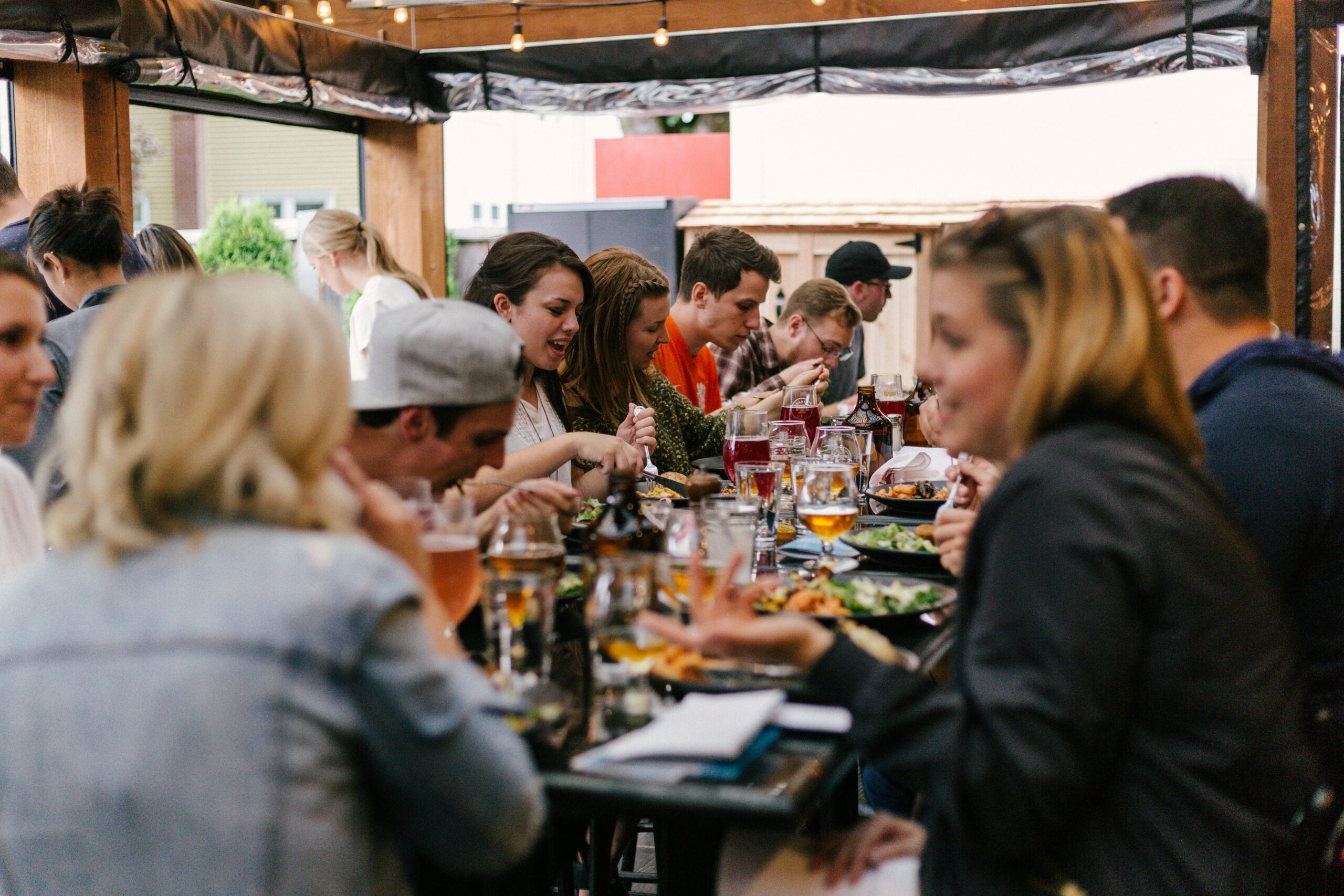 Freunde essen Tapas. Wo gibts es Tapas in Münster?