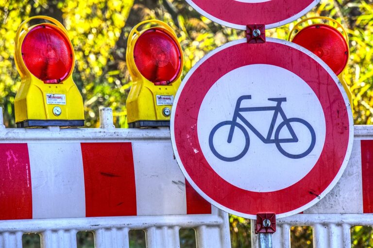 Bauarbeiten Robert-Bosch-Straße: Einbahnstraße stadtauswärts bis Ende Dezember. Umleitungen und Busänderungen sorgen für geänderten Verkehr.
