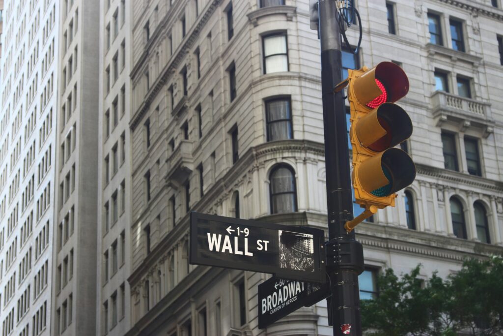 Warren Buffett: Die Investmentlegende und ihr Weg zum Erfolg Warren Buffett, oft als das "Orakel von Omaha" bezeichnet, steht im Zentrum der weltweiten Aufmerksamkeit für seine außergewöhnlichen Investmentstrategien, die ihn zu einem der erfolgreichsten Investoren aller Zeiten gemacht haben. Sein Weg zum Erfolg ist geprägt von einer Kombination aus harter Arbeit, tiefem Verständnis für Unternehmen und einer unerschütterlichen Disziplin in seiner Investitionsphilosophie.