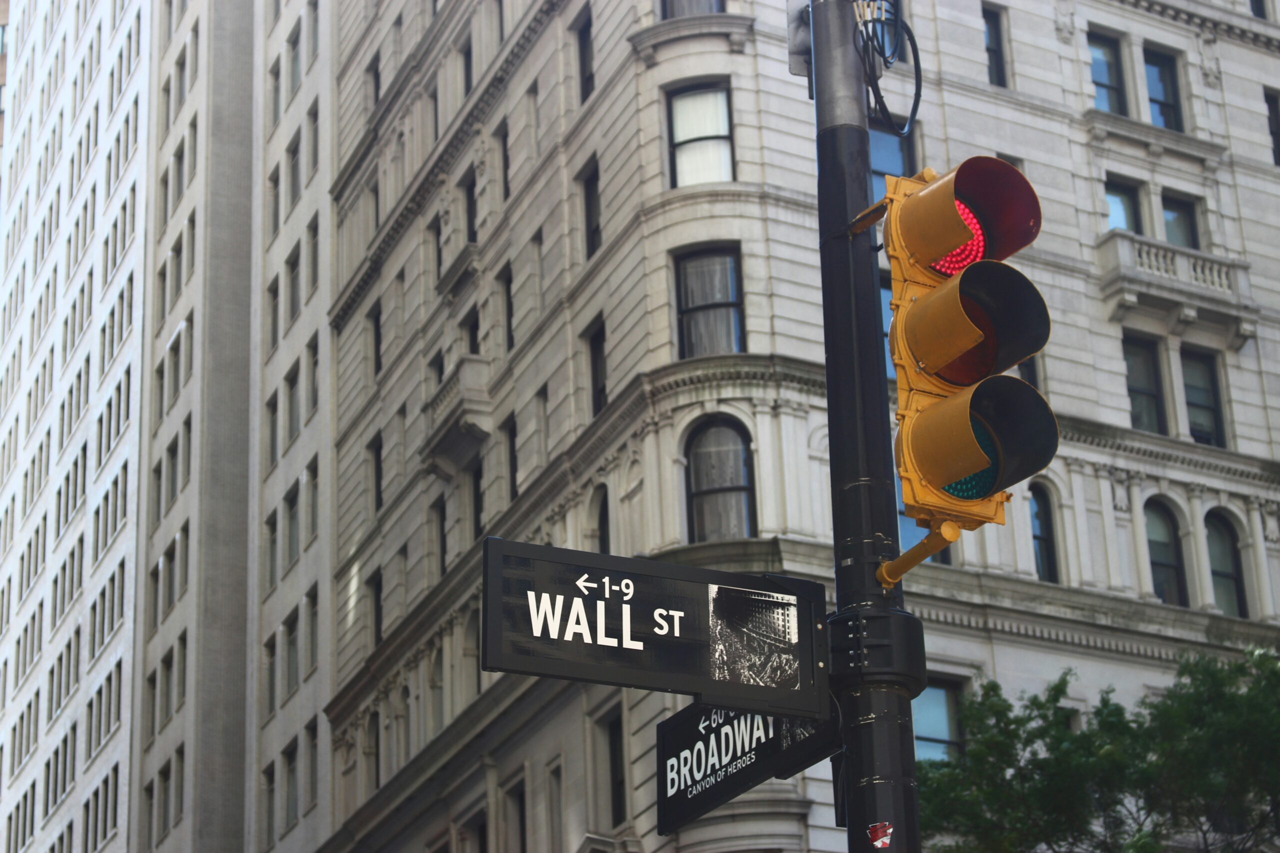 Warren Buffett: Die Investmentlegende und ihr Weg zum Erfolg Warren Buffett, oft als das "Orakel von Omaha" bezeichnet, steht im Zentrum der weltweiten Aufmerksamkeit für seine außergewöhnlichen Investmentstrategien, die ihn zu einem der erfolgreichsten Investoren aller Zeiten gemacht haben. Sein Weg zum Erfolg ist geprägt von einer Kombination aus harter Arbeit, tiefem Verständnis für Unternehmen und einer unerschütterlichen Disziplin in seiner Investitionsphilosophie.
