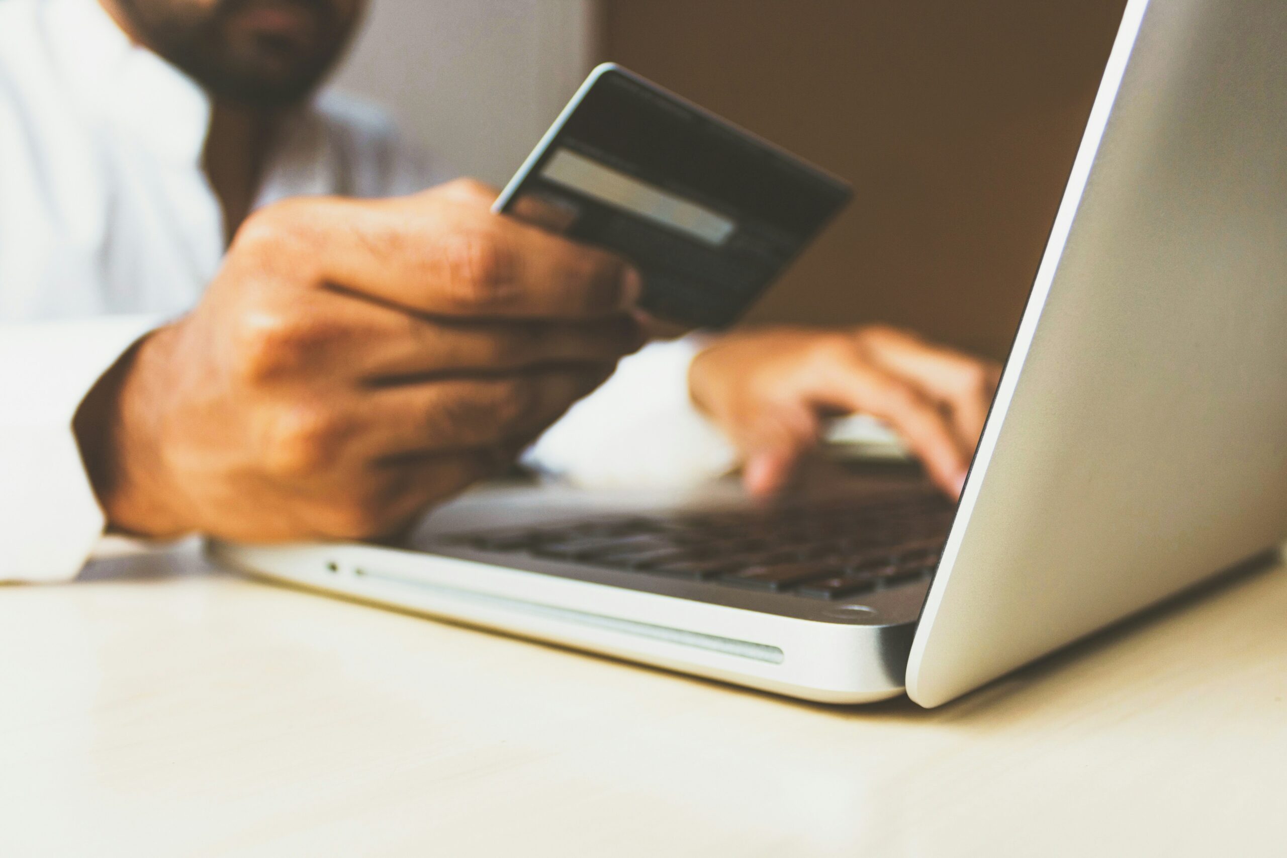 Der Tchibo Online Shop als Antwort auf veränderte Kundenbedürfnisse In einer Zeit, in der das Einkaufsverhalten sich zunehmend ins Internet verlagert, hat der Tchibo Online Shop eine zentrale Rolle in der strategischen Neuausrichtung des Unternehmens eingenommen. Tchibo, einst als Pionier im Versand von Röstkaffee gestartet, stellt sich den Herausforderungen des digitalen Zeitalters. Der Tchibo Online Shop bietet nicht nur die bewährte Kaffeevielfalt, sondern auch ein sorgfältig ausgewähltes Sortiment an Non-Food-Artikeln, das den modernen Verbraucheransprüchen gerecht wird.