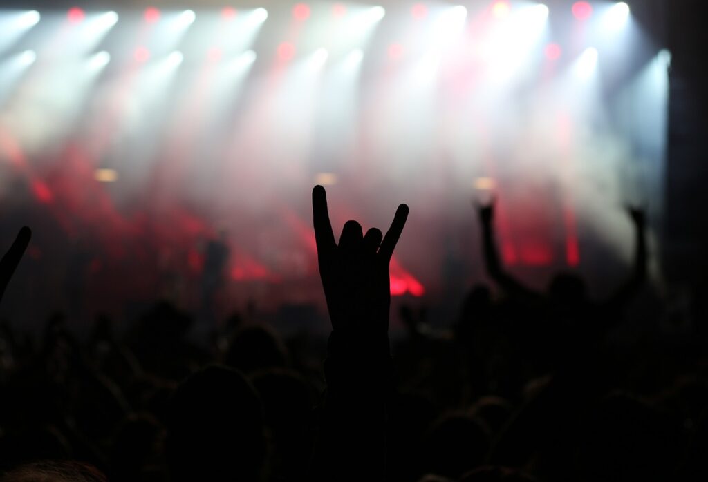 Das Culthe Fest in Münster ist nicht nur ein Musikfestival, es ist eine Ode an die dunkle Kunst und Kultur, die tief in der Underground-Szene verwurzelt ist. Seit seiner Gründung aus einer Kellerparty vor mehr als einem Jahrzehnt hat sich das Culthe Fest zu einem zweitägigen Festival entwickelt, das Fans von Black/Death/Doom/Post Metal, Dark Folk und Ambient/Acoustics aus der ganzen Welt anzieht. Ein Zuhause für die dunkle Kunst und Musik Am Hawerkamp in Münster finden jedes Jahr zu Ostern im Sputnikhalle & Café & Triptychon die unheiligen Zeremonien des Culthe Fests statt. Organisiert vom Culthe Collectiv, einem eingetragenen, 100% gemeinnützigen Verein, steht das Festival für eine DIY-Ethik und eine Leidenschaft für dunkle, schwere Musik und Kunst. Das Culthe Fest 2024 markiert das zehnjährige Jubiläum dieses besonderen Events, das mit einem sorgfältig kuratierten Programm aus Live-Auftritten auf drei Bühnen und einer Dark Arts & Crafts Exhibition glänzt. Die Bühne gehört den Untergrundlegenden Zu den Highlights des Culthe Fest 2024 gehören Auftritte von Bands wie Downfall of Gaia und Wiegedood, die mit ihrer intensiven, apokalyptischen Performance das Publikum in ihren Bann ziehen. Downfall of Gaia kehrt mit dem neuesten Album „Silhouettes of Disgust“ und einer energetischen Mischung aus Post Black Metal und Crust Punk-Wurzeln nach Münster zurück. Wiegedood aus dem belgischen Künstlerkollektiv Church of Ra liefert den perfekten Soundtrack für eine Welt am Abgrund und betont die finstersten Aspekte der menschlichen Natur und Gesellschaft. Mehr als nur ein Musikfestival Das Culthe Fest ist ein Ort der Begegnung für die Community. Mit drei Bühnen, einem Ausstellungsraum und einem wunderschönen Außenbereich bietet das Festivalgelände am Hawerkamp reichlich Platz, um Kunst und Musik zu genießen, sich auszutauschen und zu entspannen. Essen und Trinken, einschließlich vegetarischer und veganer Optionen, sind vor Ort verfügbar. Das Festival ist bequem zu Fuß vom Hauptbahnhof und Unterkünften erreichbar, und es gibt Parkmöglichkeiten in der Nähe. Unterstütze die Kultur der Dunkelheit Das Culthe Collectiv lädt alle ein, Teil dieser einzigartigen Festivalerfahrung zu sein und unterstützt damit die Kultur der Dunkelheit und schweren Musik. Durch den Besuch des Culthe Fests oder durch Spenden kann jeder einen Beitrag leisten, um sicherzustellen, dass diese einzigartige Veranstaltung weiterhin die Herzen und Ohren von Fans auf der ganzen Welt erreicht.