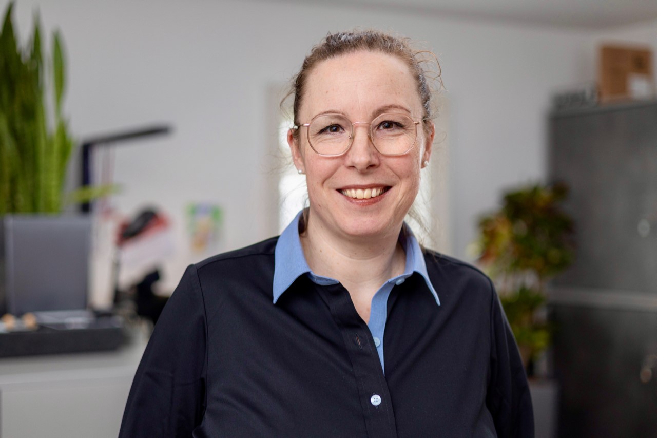 Janeke Röschenkämper und ihr Mann Tobi leiten die Röschi Unternehmensberatung und IT GbR, ein auf Cybersecurity spezialisiertes Unternehmen im Herzen des Münsterlands. Ihr Unternehmen ist bekannt dafür, maßgeschneiderte Sicherheitslösungen für kleine und mittelständische Unternehmen zu entwickeln und umzusetzen.