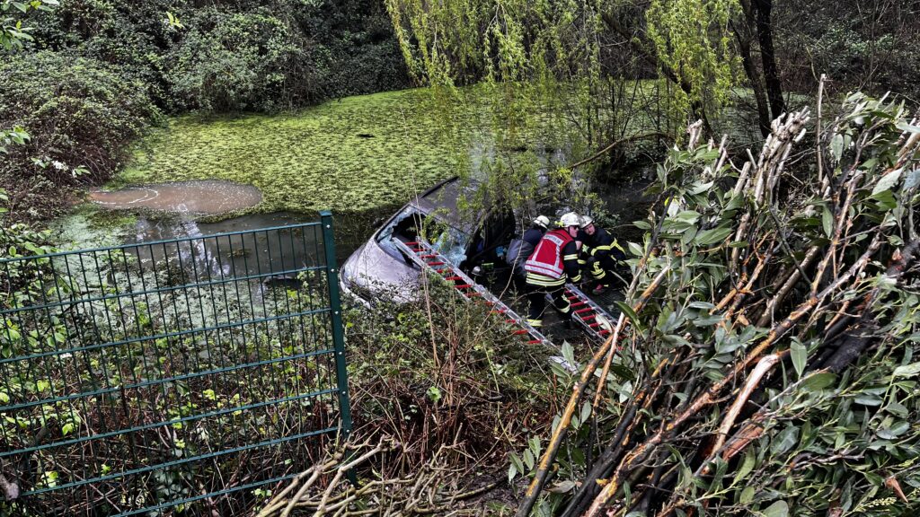 Lesen Sie über die dramatische Rettungsaktion in Dortmund, bei der ein PKW in einen Tümpel stürzte und die Insassen gerettet wurden