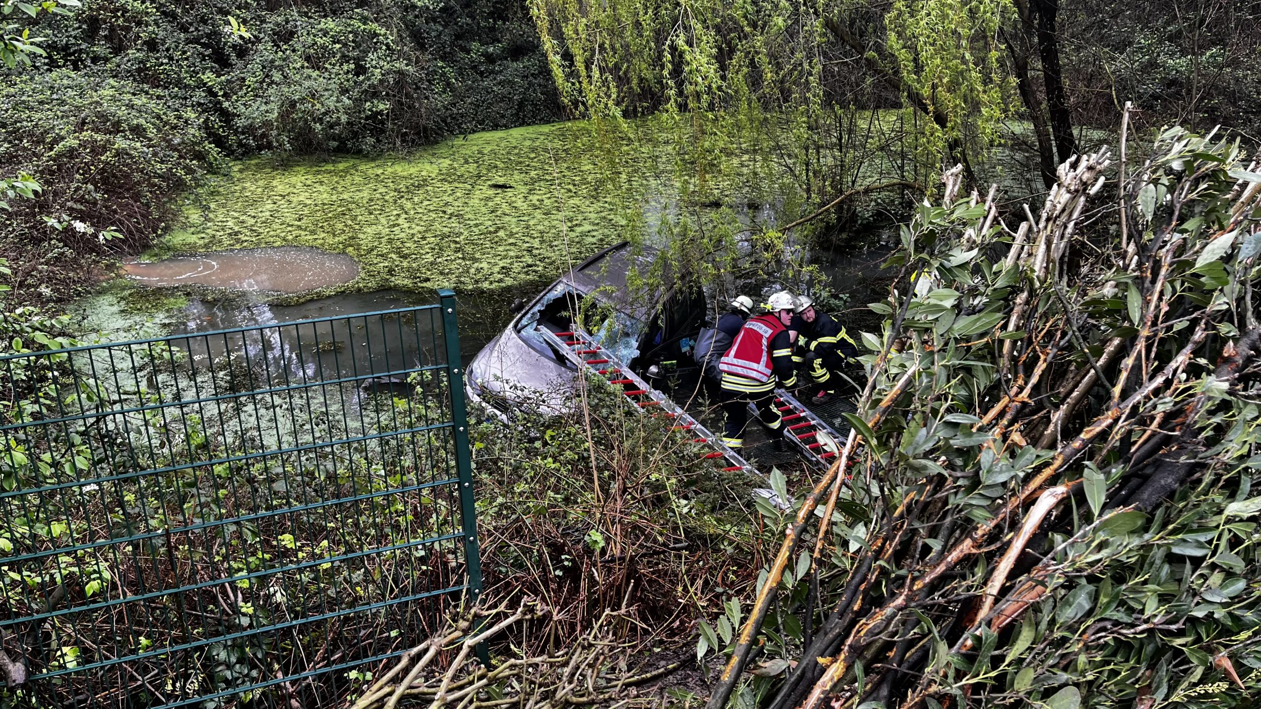 Lesen Sie über die dramatische Rettungsaktion in Dortmund, bei der ein PKW in einen Tümpel stürzte und die Insassen gerettet wurden