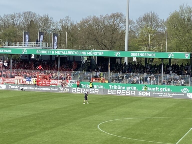 Rekordkulisse im Preußenstadion: Duell gegen Freiburg II zieht die Massen an Unerwarteter Zuschauerrekord Die Saison im Preußenstadion erlebt einen überraschenden Höhepunkt, nicht durch die Derbys gegen Bielefeld oder Essen, die jeweils 11.744 Fans anzogen, sondern durch das Aufeinandertreffen mit Freiburg II. Das Stadion, das eine Kapazität von 12.794 Plätzen hat, war beim Duell mit der zweiten Mannschaft von Freiburg komplett ausverkauft. Ein Grund für das hohe Interesse ist, dass bei diesem Spiel die volle Kapazität genutzt werden durfte und der Gästeblock ausschließlich den Preußen-Fans zur Verfügung stand, während die mitgereisten Freiburger auf der Haupttribüne Platz fanden. Stadionausbau Preußen Münster, Preußenstadion