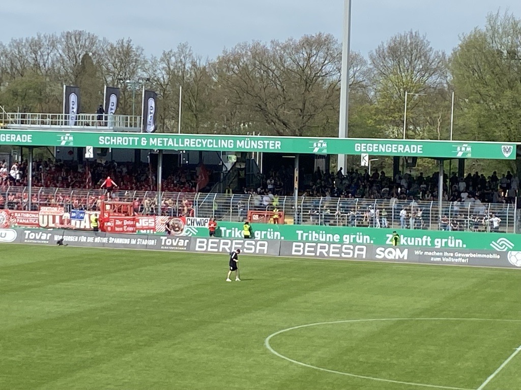 Rekordkulisse im Preußenstadion: Duell gegen Freiburg II zieht die Massen an Unerwarteter Zuschauerrekord Die Saison im Preußenstadion erlebt einen überraschenden Höhepunkt, nicht durch die Derbys gegen Bielefeld oder Essen, die jeweils 11.744 Fans anzogen, sondern durch das Aufeinandertreffen mit Freiburg II. Das Stadion, das eine Kapazität von 12.794 Plätzen hat, war beim Duell mit der zweiten Mannschaft von Freiburg komplett ausverkauft. Ein Grund für das hohe Interesse ist, dass bei diesem Spiel die volle Kapazität genutzt werden durfte und der Gästeblock ausschließlich den Preußen-Fans zur Verfügung stand, während die mitgereisten Freiburger auf der Haupttribüne Platz fanden. Stadionausbau Preußen Münster, Preußenstadion