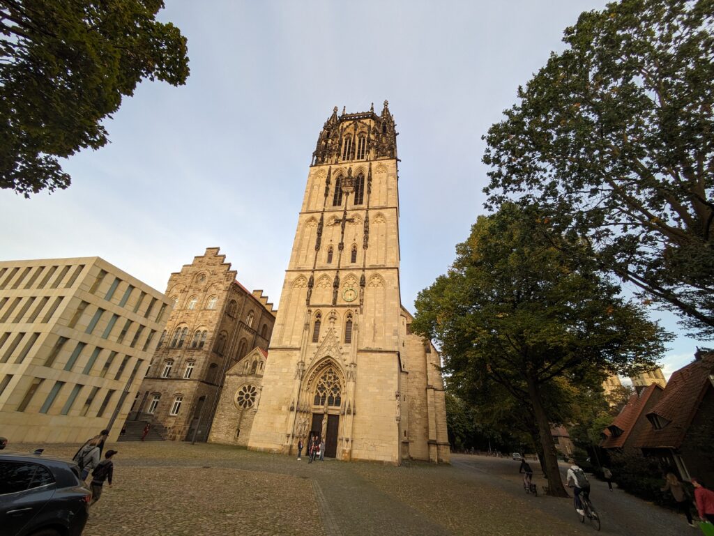 Die Liebfrauen-Überwasserkirche Münster befindet sich in der westlichen Innenstadt in der Nähe des Doms. Ermittlungen wegen antisemitischer Graffiti an der Überwasserkirche In der Nacht zu Freitag haben Unbekannte die Überwasserkirche in Münster mit israelfeindlichen Parolen beschmiert. Die Polizei hat sofort eine Strafanzeige erstattet und der Staatsschutz hat die Ermittlungen aufgenommen. Der Vorfall hat in der Gemeinde große Empörung ausgelöst. Sachbeschädigung an historischem Gebäude Die Überwasserkirche, ein historisches Wahrzeichen Münsters, wurde Ziel der Vandalen. Die antisemitischen Graffiti sind nicht nur eine Sachbeschädigung, sondern auch ein Angriff auf das kulturelle Erbe der Stadt. Die Polizei bestätigte den Vorfall und ermittelt nun intensiv. Staatsschutz prüft Straftatbestand der Volksverhetzung Der Staatsschutz untersucht, ob die israelfeindlichen Parolen den Straftatbestand der Volksverhetzung erfüllen. Diese Graffiti könnten als Volksverhetzung eingestuft werden, was schwerwiegende rechtliche Konsequenzen nach sich ziehen würde. Die Ermittlungen sind in vollem Gange und der Staatsschutz arbeitet eng mit der örtlichen Polizei zusammen. Reaktionen der Gemeinde und Maßnahmen Die Gemeinde der Überwasserkirche ist entsetzt über diesen Vorfall. Gemeindemitglieder haben bereits begonnen, die Schmierereien zu entfernen. Gleichzeitig fordern sie eine stärkere Überwachung und Sicherheitsmaßnahmen, um ähnliche Vorfälle in Zukunft zu verhindern. Der Vorfall hat auch politische Reaktionen hervorgerufen, da antisemitische Straftaten in Deutschland besonders ernst genommen werden. Prävention und Sicherheitsvorkehrungen In Reaktion auf die Beschmierungen hat die Stadt Münster beschlossen, die Sicherheitsvorkehrungen rund um die Überwasserkirche zu verstärken. Dazu gehört eine erhöhte Polizeipräsenz und der Einsatz von Überwachungskameras. Diese Maßnahmen sollen nicht nur die Kirche schützen, sondern auch ein Zeichen gegen Antisemitismus setzen. Weitere Vorfälle in Münster Solche Vorfälle traten in letzter Zeit häufiger auf. Neben der Überwasserkirche wurde auch das Bennohaus mit israelfeindlichen Parolen beschmiert. Diese Häufung antisemitischer Taten sorgt für zunehmende Besorgnis in der Bevölkerung und unterstreicht die Dringlichkeit verstärkter Sicherheitsmaßnahmen und präventiver Arbeit gegen Antisemitismus. Bedeutung des Vorfalls für die Gemeinschaft Der Vorfall an der Überwasserkirche zeigt, wie wichtig es ist, wachsam gegenüber antisemitischen und rassistischen Tendenzen zu bleiben. Die Gemeinde und die Stadt Münster stehen zusammen, um ein klares Zeichen gegen Hass und Intoleranz zu setzen. Die Ermittlungen des Staatsschutzes und die Reaktionen der Gemeinschaft zeigen, dass solche Taten nicht toleriert werden.