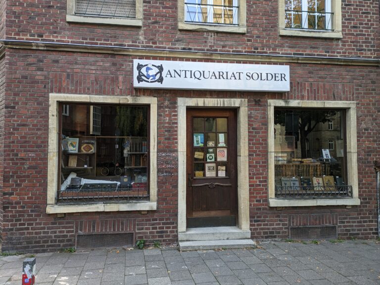 In der beliebten Krimiserie "Wilsberg" ist das fiktive Antiquariat des Protagonisten Georg Wilsberg ein zentraler Dreh- und Angelpunkt der Handlung. Es ist direkt neben der Überwasserkirche zu finden. Die Wilsberg-Immobilie in Münster steht zum Verkauf. Das berühmte Antiquariat bleibt – doch der symbolträchtige Drehort soll den Besitzer wechseln.