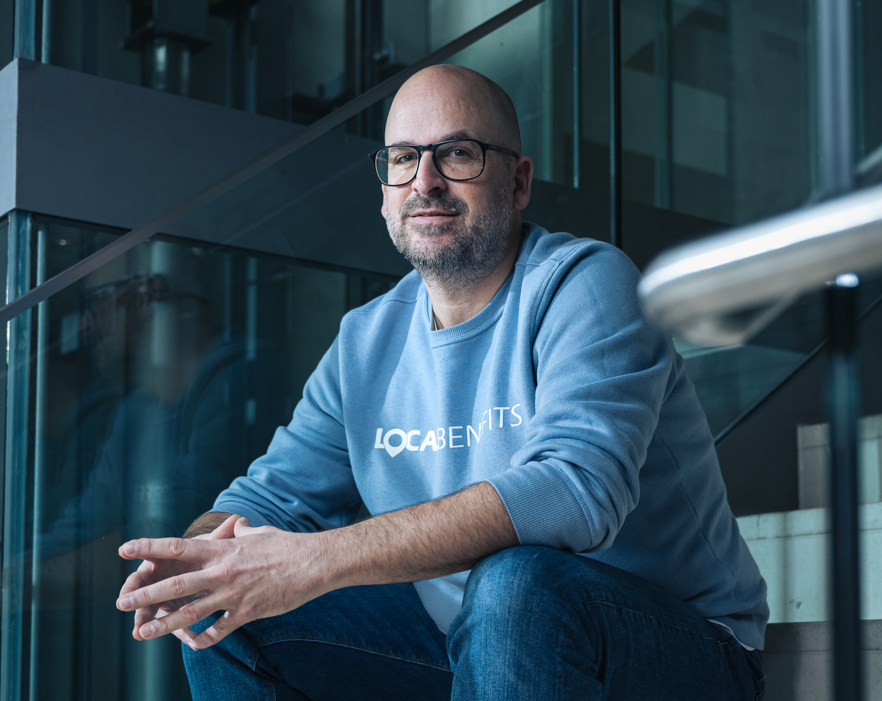 Lokale Stärkung durch Innovative Geschäftsideen: Einblicke in Local Benefits Die Mission von Local Benefits: Unterstützung lokaler Gemeinschaften Im neuesten Beitrag des Podcasts "Münsterland persönlich" wird Tillmann Bröker von Local Benefits vorgestellt, einem Unternehmen, das durch eine einzigartige Sachbezugskarte lokale Unternehmen unterstützt. Tillmann Bröker, der eine vielfältige Karriere in verschiedenen Sektoren genossen hat, nutzt seine Erfahrungen, um das Wirtschaftswachstum in lokalen Gemeinden zu fördern und Unternehmen dabei zu helfen, steuerliche Vorteile zu erlangen.