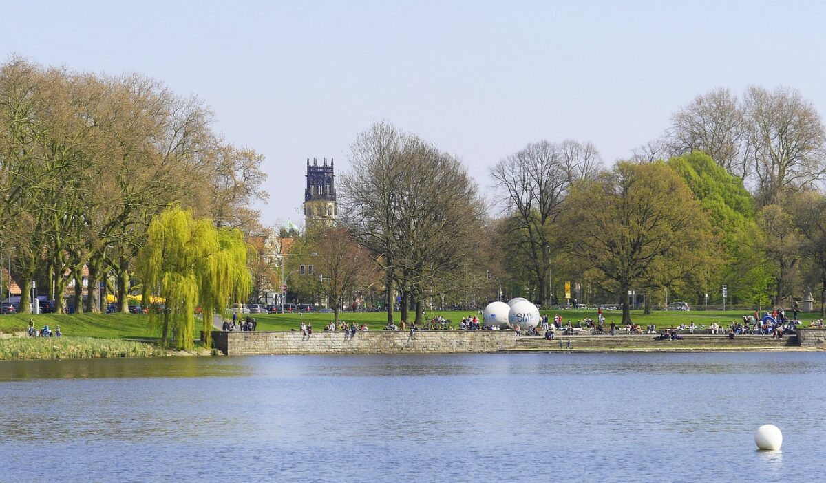 Ein Exhibitionist am Aasee belästigt eine Joggerin – Passanten greifen ein, Polizei nimmt den Täter fest. Die Diskussion über Sicherheit in Münster beginnt. Hohe Blaualgen-Konzentrationen im Aasee in Münster festgestellt. Erfahren Sie mehr über die Gesundheitsrisiken und notwendigen Vorsichtsmaßnahmen.
