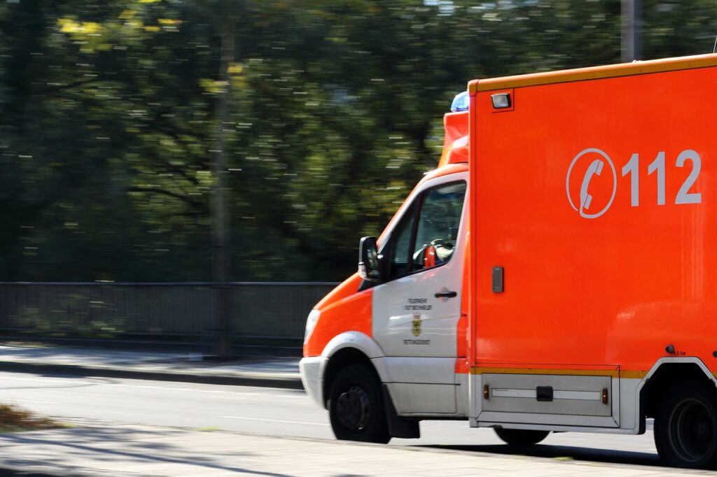Rettungswagen verliert zwei Räder während eines Einsatzes im Kreis Herford. Sabotage oder technischer Defekt? Ermittlungen laufen.