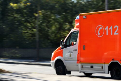Rettungswagen verliert zwei Räder während eines Einsatzes im Kreis Herford. Sabotage oder technischer Defekt? Ermittlungen laufen.