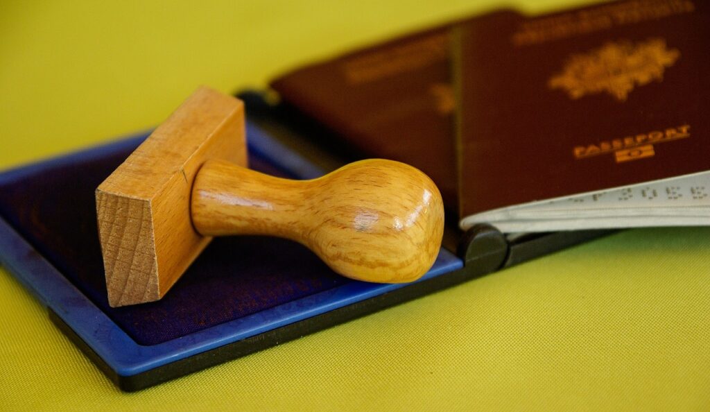 Erfahren Sie mehr über die jüngsten Beschlagnahmungen illegaler Gegenstände am Flughafen Münster-Osnabrück (FMO), darunter Falschgeld und verbotene Waffen.