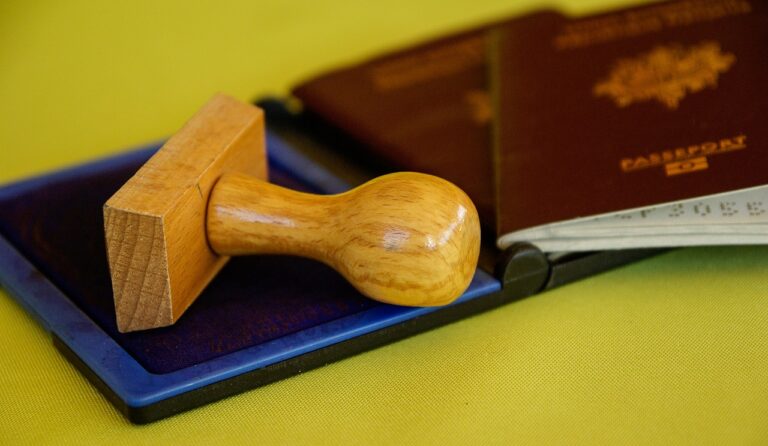 Erfahren Sie mehr über die jüngsten Beschlagnahmungen illegaler Gegenstände am Flughafen Münster-Osnabrück (FMO), darunter Falschgeld und verbotene Waffen.