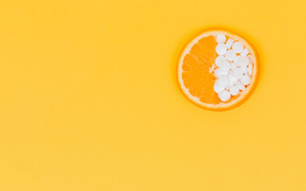 Der Bedarf an Vitamin D, einem essentiellen Nährstoff für die Knochengesundheit und eine Vielzahl anderer körperlicher Funktionen, variiert je nach Alter, Gesundheitszustand, geografischer Lage und Lebensstil. In diesem Artikel werden wir untersuchen, wie man den individuellen Vitamin-D-Bedarf berechnen kann und welche Faktoren dabei eine Rolle spielen.