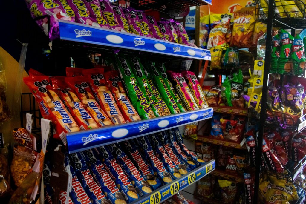 Takis, eine Marke, die insbesondere unter Jugendlichen Kultstatus erreicht hat, steht für ihre intensiv gewürzten, gerollten Maischips. Ursprünglich aus Mexiko stammend, haben sie den globalen Markt im Sturm erobert, besonders beeindruckt durch ihre unkonventionelle Marketingstrategie und die starke Verbindung zu sozialen Medien.