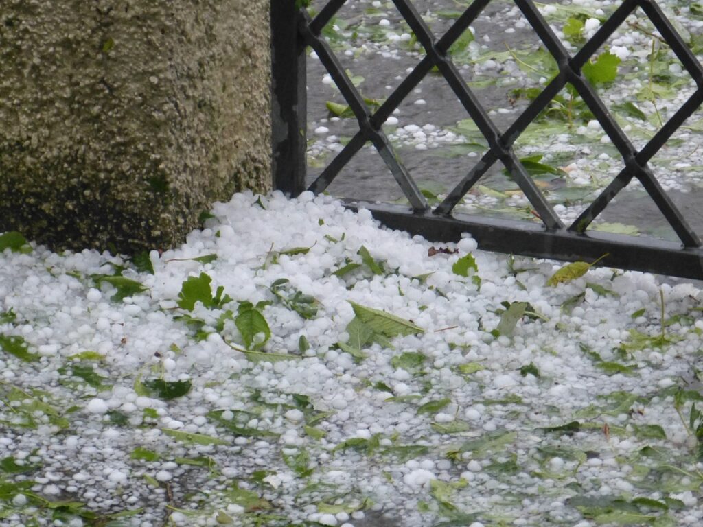 Eine Serie schwerer Unfälle auf der A2 bei Hagel und Starkregen führte zu erheblichen Verletzungen und massiven Verkehrsbehinderungen.