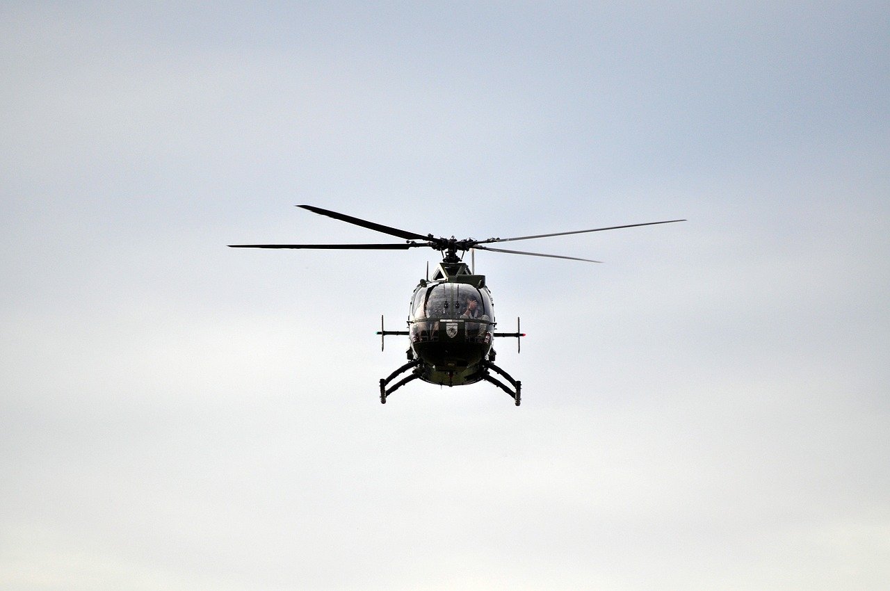 Nach einem dramatischen Bleibatterien-Diebstahl in Senden leitete die Polizei einen Großeinsatz ein, inklusive Hubschraubersuche und Verfolgungsjagd. Polizeieinsatz in Münster-Coerde: Hubschrauber führt zu Festnahmen nach Autodiebstahl. Zwei Verdächtige wurden lokalisiert und festgenommen.