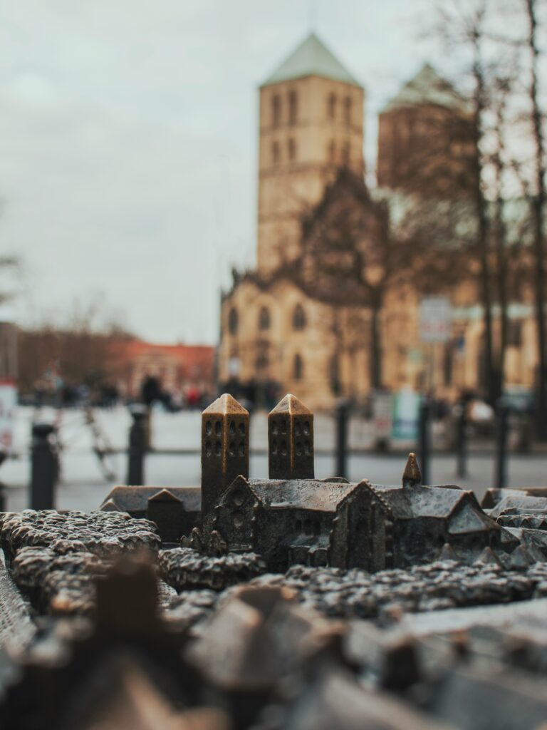 Das Münsterland, eine Region im nordwestlichen Teil Deutschlands, bietet eine faszinierende Mischung aus reicher Geschichte, kulturellem Erbe und einer beeindruckenden Naturlandschaft. Bekannt für seine weitläufigen Ebenen, historischen Städte und Burgen, zieht das Münsterland Besucher an, die an Kultur, Geschichte und Natur gleichermaßen interessiert sind. Diese Region ist nicht nur ein geografisches Gebiet, sondern auch ein lebendiger Zeuge der deutschen Geschichte.