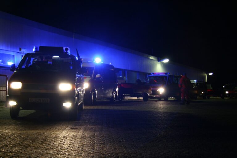 Besonders schwerer Diebstahl am Hagener Hauptbahnhof: Eine hilflose 17-Jährige wird ausgeraubt. Polizei ermittelt gegen zwei Verdächtige. Bei einer Razzia im Nagelstudio in Bocholt wurden illegale Beschäftigung und menschenunwürdige Bedingungen entdeckt. Ermittlungen zu Sozialversicherungsbetrug laufen. Großrazzia gegen Menschenhändlerring in sechs Bundesländern: Zehn Festnahmen, 29 Durchsuchungen und hohe Geldsummen sichergestellt.