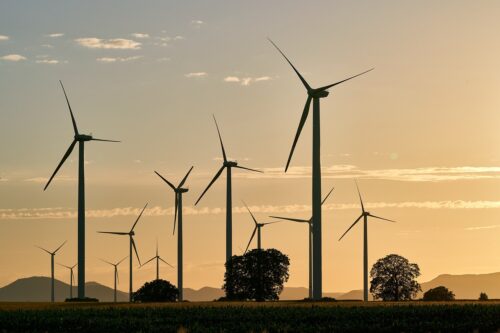 Die Stadtwerke Münster veröffentlichen 2025 erstmals freiwillig einen Nachhaltigkeitsbericht – als Vorbereitung auf kommende EU-Vorgaben. Das OVG Münster hat die Klage gegen Windräder in Sundern-Bönkhausen abgewiesen. Die Anwohnerquelle gilt laut Gutachten als nicht gefährdet – der Ausbau geht weiter.