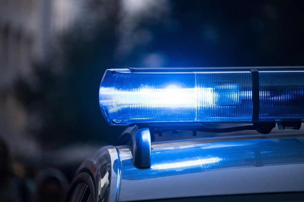 In Münster lieferte sich ein 27-Jähriger eine Verfolgungsjagd mit der Polizei. Der Verdacht: Fahren unter Drogeneinfluss. Vor der Diskothek Cuba in Münster kam es zu einer Schlägerei. Ein Täter attackierte einen 22-Jährigen. Die Polizei sucht Zeugen des Vorfalls. In Hamm-Pelkum kam es zu einer nächtlichen Explosion an einem Mehrfamilienhaus. Vier junge Verdächtige wurden festgenommen.