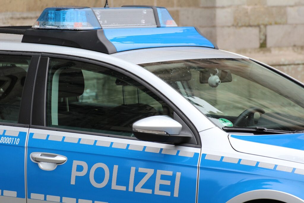 Möglicher Mord in Espelkamp: Ein 44-jähriger Mann tötet seine Ehefrau mit einem Messer. Drei Kinder waren im Haus.