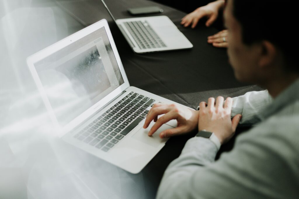 Die Cyberversicherung der Provinzial ist eine ganzheitliche Sicherheitslösung, die Unternehmen vor, während und nach einem Cyberangriff unterstützt.