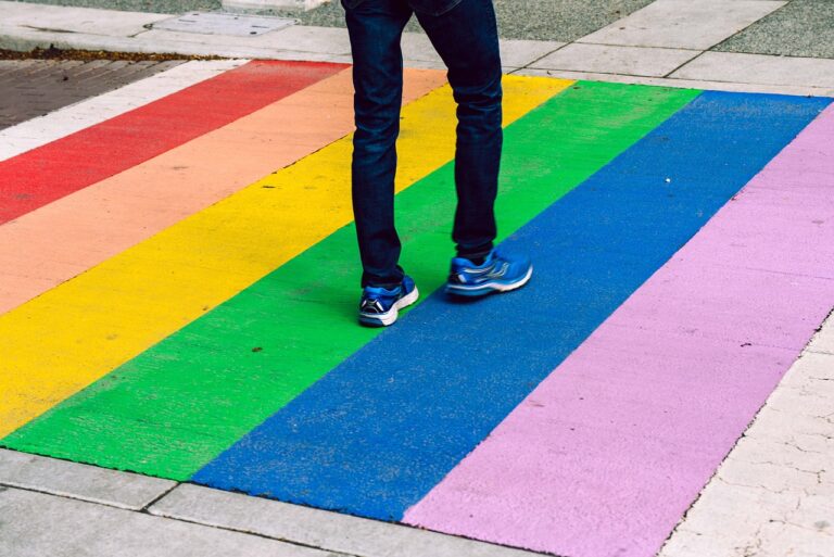 Münster demonstriert Engagement für Vielfalt und Toleranz mit einem Regenbogenflagge Zebrastreifen am Hafenplatz.
