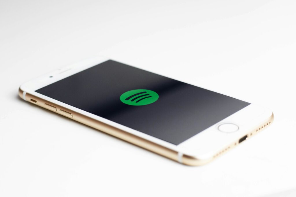 Massive Serverausfälle bei Spotify durch neues Taylor Swift Album Am frühen Freitagmorgen erlebte der Musikstreamingdienst Spotify einen beispiellosen Ansturm. Berichten von Downdetector zufolge stiegen die gemeldeten Serverausfälle um mehr als das 60-fache an. Dieser enorme Anstieg an Störungsmeldungen begann genau um 5:54 Uhr deutscher Zeit, zeitgleich mit der Veröffentlichung von Taylor Swifts neuestem Album "The Tortured Poets Department".