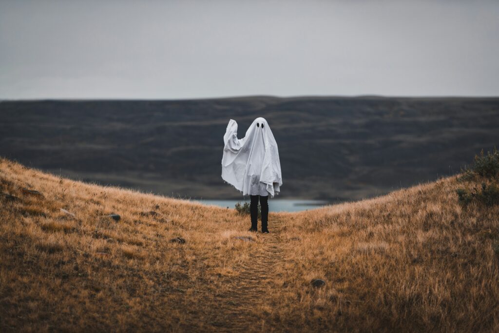 Job-Ghosting: Ein wachsendes Problem für Unternehmen in Deutschland Einblick in das Phänomen Job-Ghosting Job-Ghosting, ein Trend, bei dem Bewerber den Kommunikationsprozess mit potenziellen Arbeitgebern plötzlich und ohne Vorankündigung abbrechen, wird in der deutschen Arbeitswelt zunehmend zu einer Herausforderung. Dieses Phänomen kann verschiedene Formen annehmen: Bewerber, die nicht zu vereinbarten Vorstellungsgesprächen erscheinen, ihre Bewerbungen unangekündigt zurückziehen oder eine zugesagte Stelle nicht antreten.