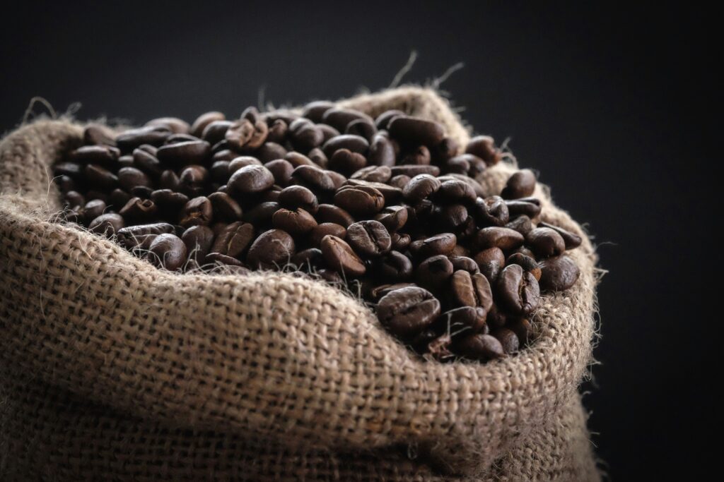 Kaffeepreise schießen in die Höhe: Eine Analyse der Markttreiber Dynamische Preisentwicklung bei Kaffee Der Kaffeemarkt erlebt aktuell eine beachtliche Preissteigerung, die von einer Vielzahl von Einflüssen angetrieben wird. Veränderliche Wetterbedingungen, spekulative Handelsaktivitäten, neue EU-Vorschriften und technologische Fortschritte spielen hierbei eine entscheidende Rolle. Diese Kombination von Faktoren führt zu einem heißen Wettkampf um die Wette auf noch weiter steigende Preise.