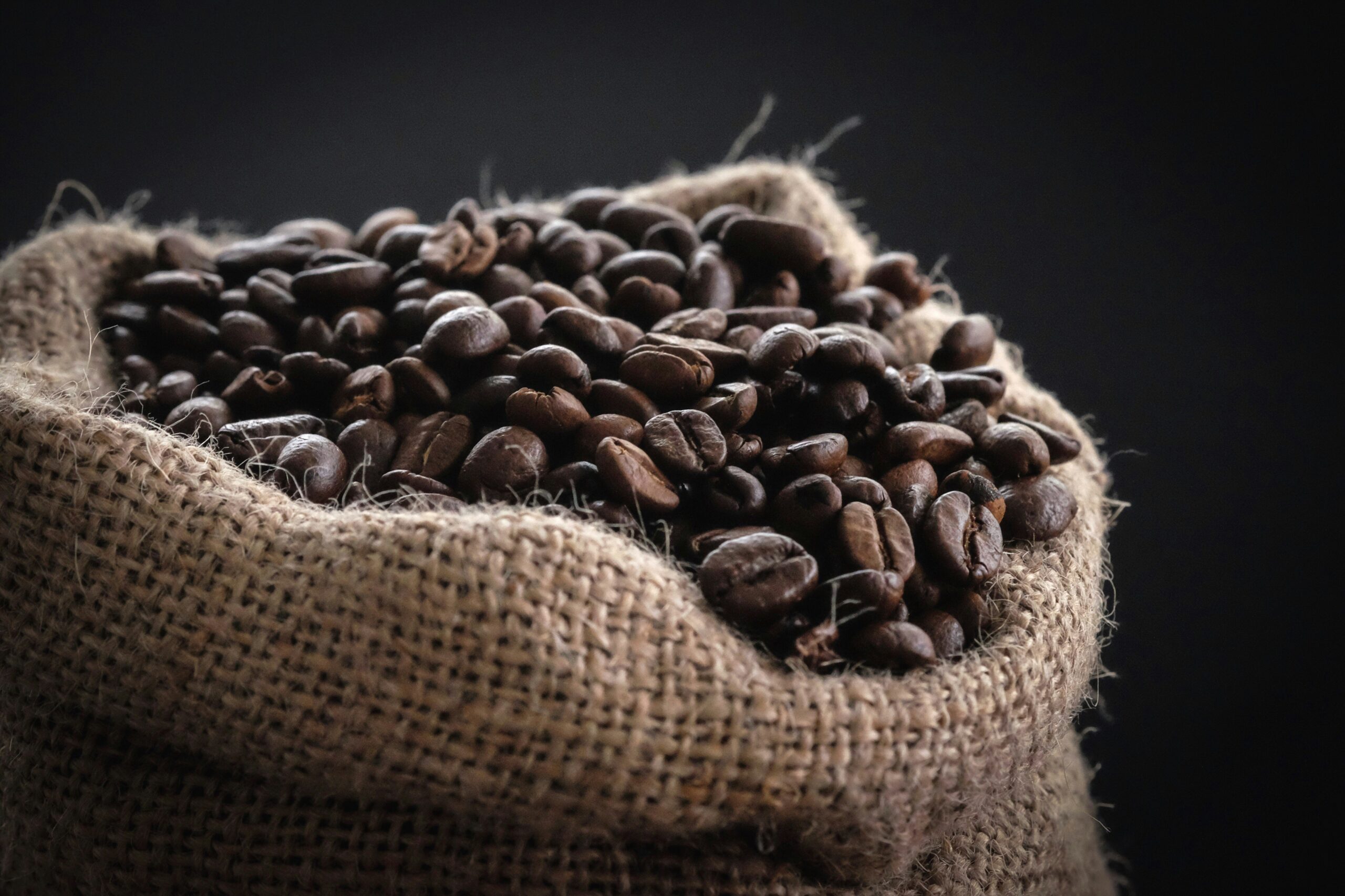 Kaffeepreise schießen in die Höhe: Eine Analyse der Markttreiber Dynamische Preisentwicklung bei Kaffee Der Kaffeemarkt erlebt aktuell eine beachtliche Preissteigerung, die von einer Vielzahl von Einflüssen angetrieben wird. Veränderliche Wetterbedingungen, spekulative Handelsaktivitäten, neue EU-Vorschriften und technologische Fortschritte spielen hierbei eine entscheidende Rolle. Diese Kombination von Faktoren führt zu einem heißen Wettkampf um die Wette auf noch weiter steigende Preise.