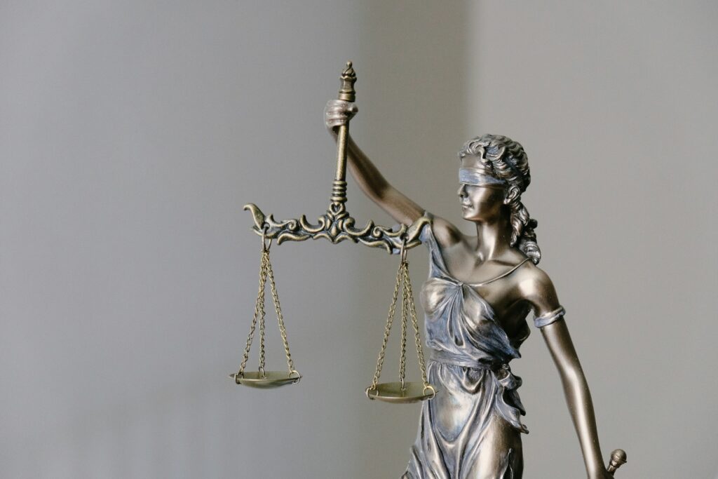 Anstieg Unerledigter Fälle bei den Staatsanwaltschaften in Deutschland: Ein Überblick Die Staatsanwaltschaften in Deutschland sehen sich mit einer wachsenden Zahl unerledigter Fälle konfrontiert. Diese Entwicklung, die sich über die letzten Jahre bis Ende 2023 erstreckt, wirft kritische Fragen über die Effizienz und Ressourcennutzung innerhalb der Strafjustiz auf.