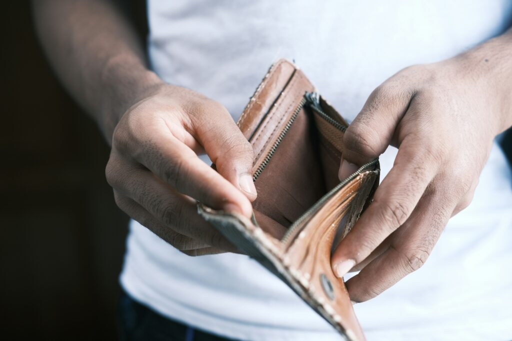 Die hohe Armutsbetroffenheit bei Alleinerziehenden in NRW ist alarmierend. 46,7 % der Alleinerziehenden sind einkommensarm. Maßnahmen sind dringend erforderlich, um diese Familien zu unterstützen.