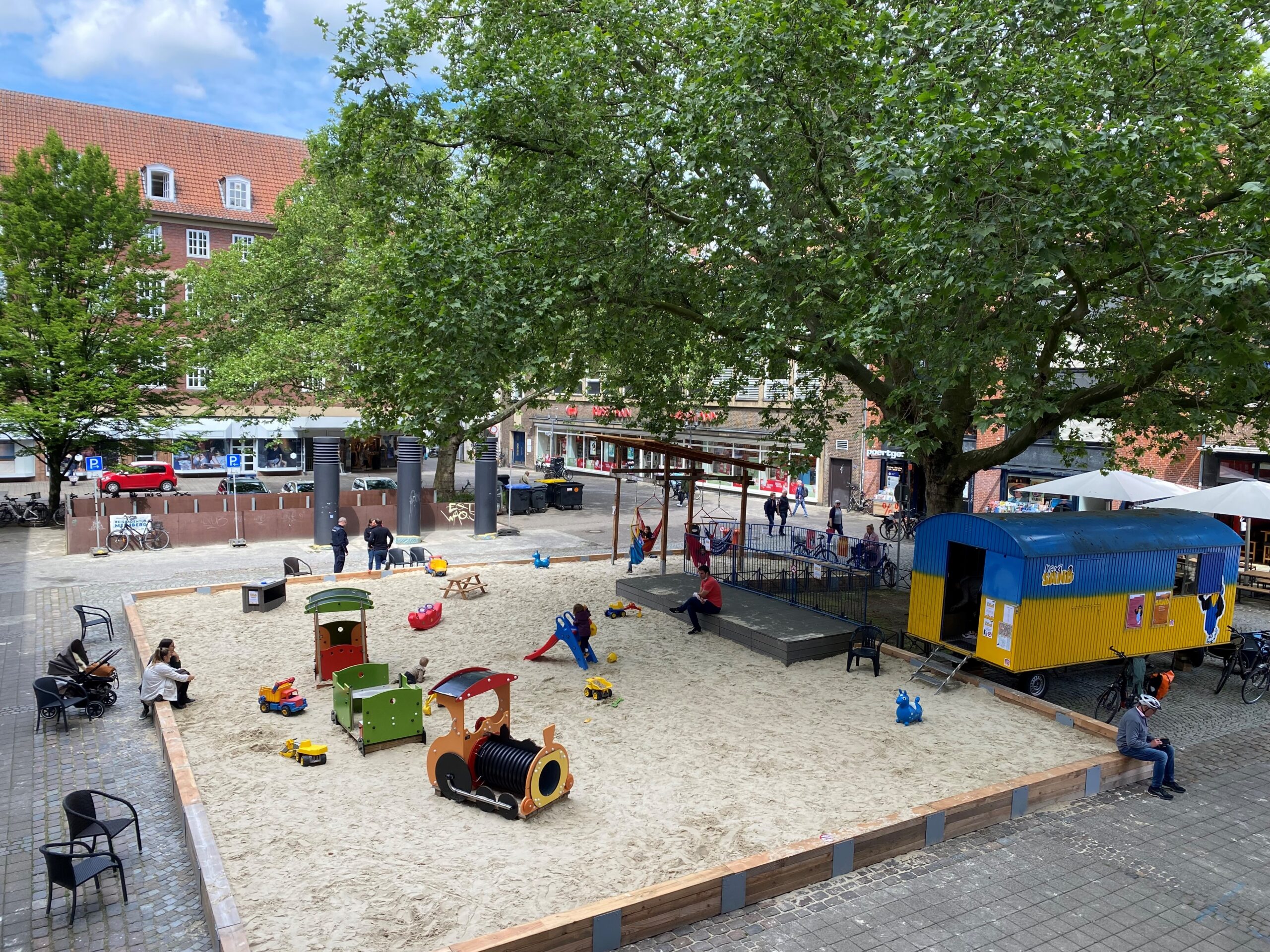 Maxi-Sand in Münster: Saisonstart und Familienfreude Maxi-Sand öffnet seine Tore Der Maxi-Sand in Münster ist ein beliebter Ort für Familien mit kleinen Kindern. Der große Sandkasten am Syndikatplatz hat am Freitag, den 26. Mai, seine neue Saison eröffnet und bleibt bis Mitte September geöffnet. Kinder bis sechs Jahre können hier spielen, buddeln und Sandburgen bauen. Die Einrichtung bietet eine entspannte und familienfreundliche Umgebung mitten im Herzen von Münster​