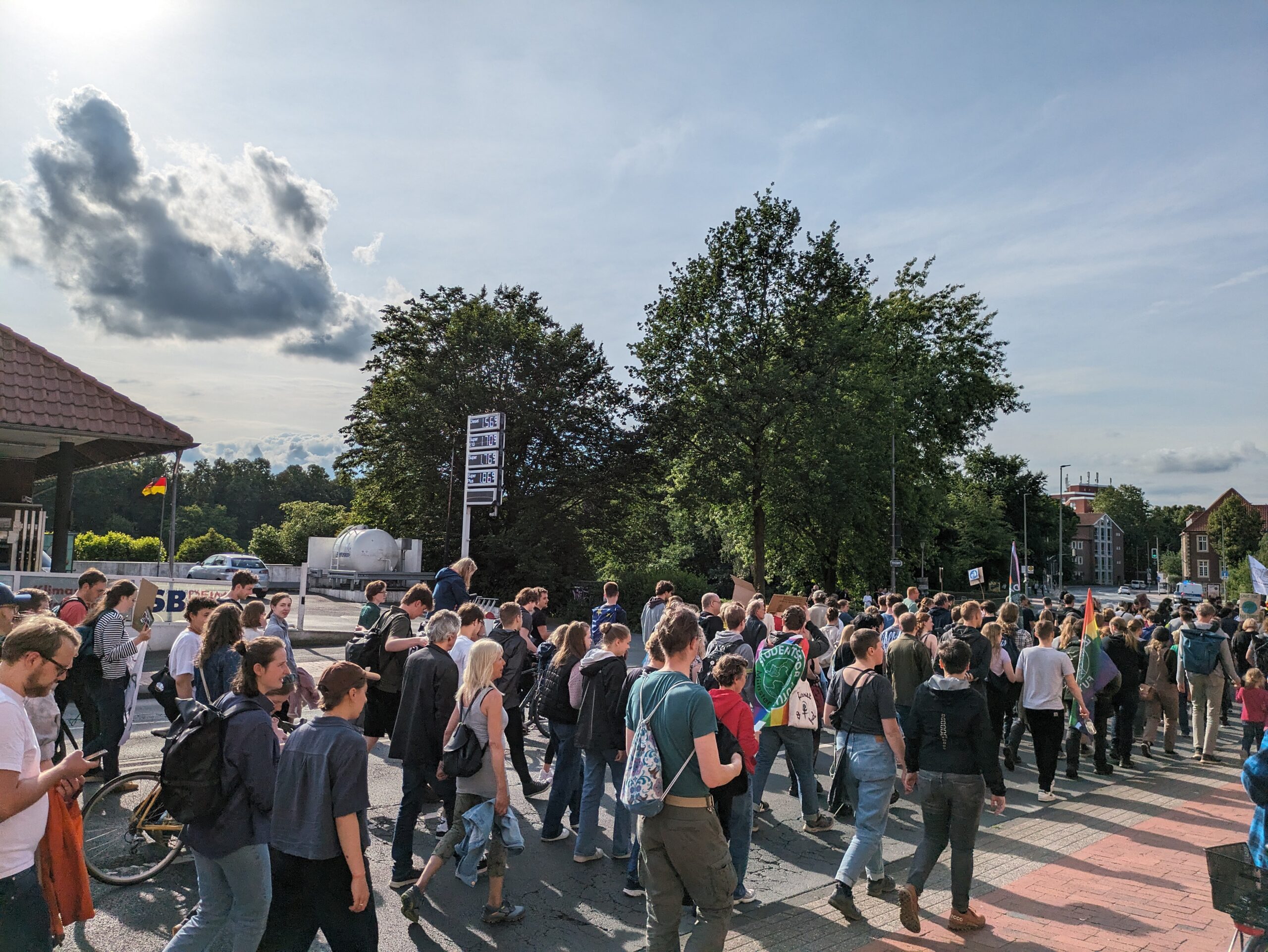 In Münster demonstrierten „Fridays for Future“ und „Keinen Meter den Nazis“ gemeinsam gegen Rechts und für eine solidarische Klimapolitik. Teilnehmerzahl, Route und Forderungen im Überblick.