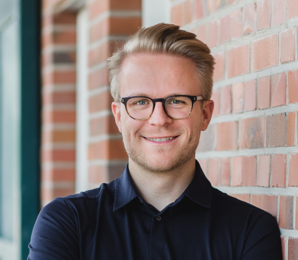 Erfolgsgeschichte von Ton Objekteinrichtungen Über Ton Objekteinrichtungen Ton Objekteinrichtungen ist ein Familienunternehmen aus Münster, das sich auf die Gestaltung moderner Arbeitswelten spezialisiert hat. Gegründet wurde es vor 28 Jahren und wird nun in zweiter Generation von Philipp Krüger und seinem Geschäftspartner Christian Wolf geführt. Das Unternehmen ist bekannt für seine Leidenschaft für Einrichtungslösungen und beschäftigt ein engagiertes Team von über 40 Personen.