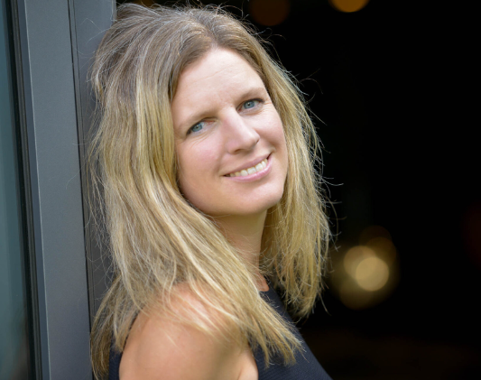 Der Selbstwert im Business ist ein essenzielles Thema für viele Berufstätige. Daniela Landgraf, eine erfolgreiche Autorin, Speakerin und Coach, zeigt eindrucksvoll, wie die Arbeit am eigenen Selbstwert zu mehr Lebensfreude, Leichtigkeit und beruflichem Erfolg führen kann.