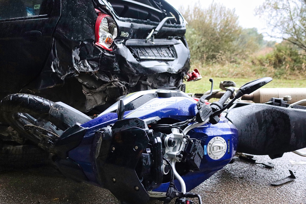 Ein tödlicher Verkehrsunfall in Melle: Ein Motorradfahrer stirbt nach Kollision mit einem unzugelassenen Traktor.Schwerer Motorradunfall in Münster-Gievenbeck: Ein 18-jähriger Motorradfahrer wird verletzt – mutmaßlich ohne Führerschein.