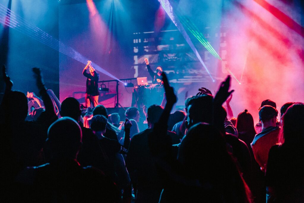 Feiernde Menschen auf einer Party. Partys und Veranstaltungen in Münster. Erlebe das Jubiläum von Bassmania Münster 2024 am Hawerkamp: 10 Floors, härtere elektronische Musik, spektakuläre Shows und ein unvergleichliches Gemeinschaftsgefühl!
