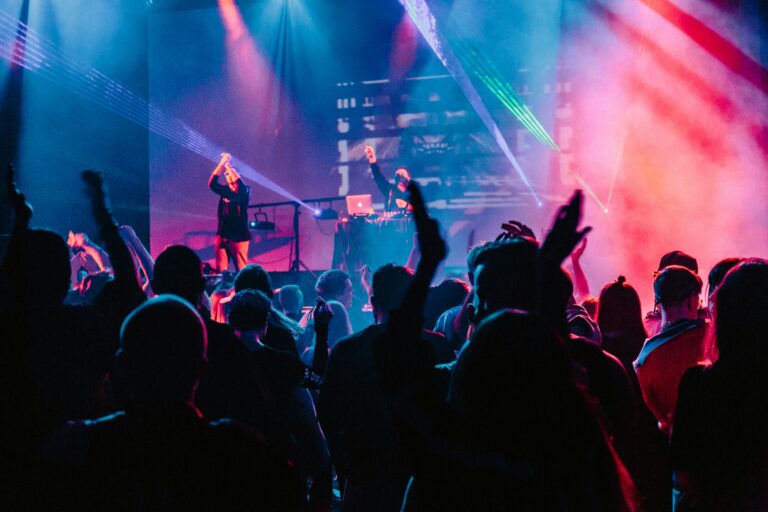 Egal ob elektronische Beats, poppige Girls-Night oder nostalgische Sounds – der Tanz in den Mai 2025 in Münster bietet das passende Event.